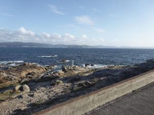 duży zbiornik wody z kamieniami i oceanem w obiekcie ruta dos faros Corme - Puerto Galicia playa w mieście Corme-Puerto +49 zdjęć
