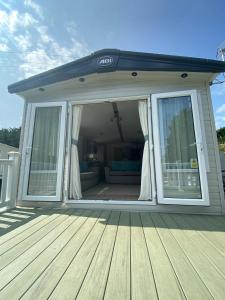 eine Veranda mit Glasschiebetüren an einem Haus in der Unterkunft Isle of Wight Caravan in Shanklin