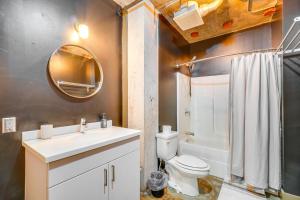 Bilik mandi di Dtwn Knoxville Studio Half-Mi to Market Square! +16 gambar