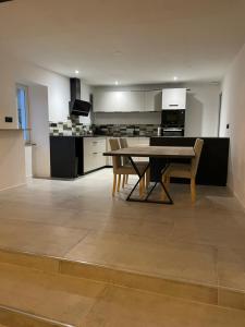 Η κουζίνα ή μικρή κουζίνα στο Maison de Village +14 φωτογραφίες