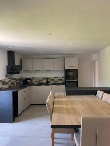 Η κουζίνα ή μικρή κουζίνα στο Maison de Village