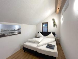 Un dormitorio con una cama con un cuadro en la pared. en Appartements Sonnenstein Sölden, close to lift & centre, en Sölden