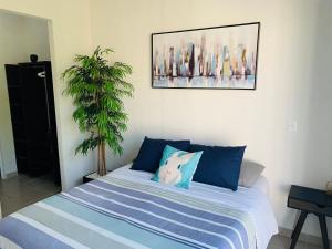 En eller flere senge i et værelse på Franks House Collection Corifa