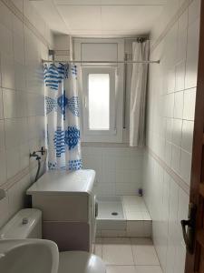 リャンサにあるAppartement vue mer 5 minutes à pied de la plage - Draps et serviettes non fournisのトイレ、洗面台、窓のあるバスルーム +14枚の写真