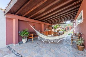 En terrasse eller udendørsområde på 4 dorm com piscina a 350 m de Camburizinho