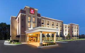 Uniontown的住宿－Comfort Suites Hartville-North Canton， ⁇ 染酒店,在上面有标志