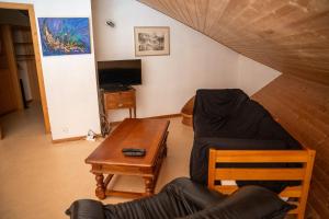 TV a/nebo společenská místnost v ubytování Le Grand Nid - Gîte La Maison Alvéole