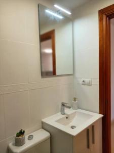 un baño con lavabo y espejo en La Casita de Alaia, en Vecindario 25 fotos más