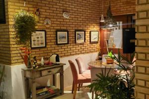 ein Raum mit einem Tisch und einem Stuhl und einer Ziegelwand in der Unterkunft Casa de Praia I Alagoas I Nordeste-Coruripe in Coruripe