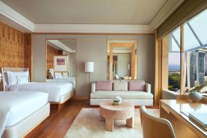 Postel nebo postele na pokoji v ubytování The Ritz-Carlton, Millenia Singapore