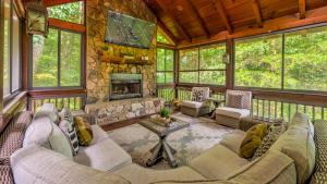 een woonkamer met een bank en een open haard bij Knotty By Nature in Blue Ridge