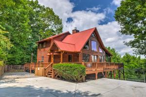 een groot houten huis met een rood dak bij Knotty By Nature in Blue Ridge