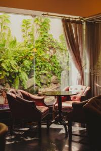 Uma área de estar em Metropolitan Hotel mais 24 fotos