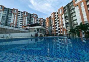 a large swimming pool in front of some apartment buildings at Apartamento Casa Garzon in Girardot
