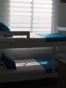 two bunk beds in a room with a window at Apartamento Casa Garzon in Girardot