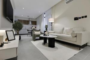 a living room with a couch and a table at شقة بغرفة نوم واحدة بطابع فندقي in Riyadh