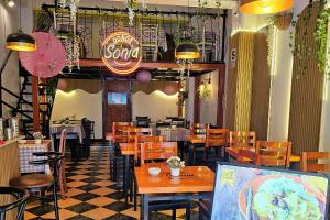 Um restaurante ou outro lugar para comer em Novo Bonbini