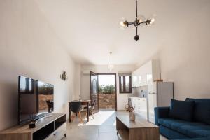 Μια τηλεόραση ή/και κέντρο ψυχαγωγίας στο Paris Seaview Apartment with outdoor Jacuzzi