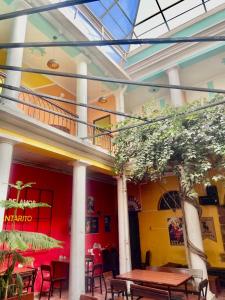 un ristorante con tavolo, sedie e soffitto di Colors House a Sucre