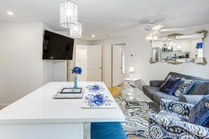 una sala de estar con un sofá y una mesa en Quiet Kingston Getaway - 3 Mi to Beaches!, en Kingston