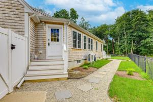 una casa con una puerta blanca y una valla en Quiet Kingston Getaway - 3 Mi to Beaches!, en Kingston