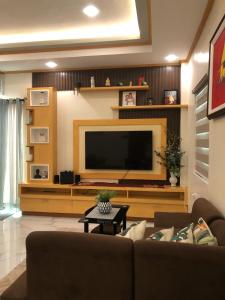 TV a/nebo společenská místnost v ubytování 3BR Oceanfront Vacation House in Lila, Bohol