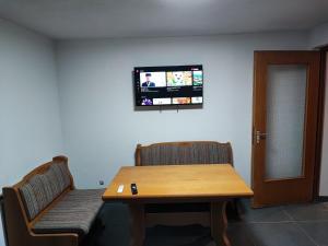 Una habitación con una mesa y un televisor en la pared. en Green Apartments, en Herbrechtingen