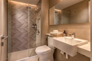 Kylpyhuone majoituspaikassa HOUZE - Stay & Residences by AVA