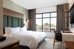 Uma cama ou camas num quarto em Ada Hotel