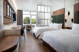 Uma cama ou camas num quarto em Ada Hotel