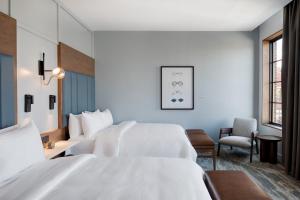 Uma cama ou camas num quarto em Ada Hotel
