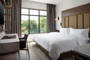 Uma cama ou camas num quarto em Ada Hotel