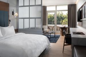Uma cama ou camas num quarto em Ada Hotel
