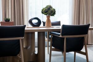 Uma área de estar em Ada Hotel