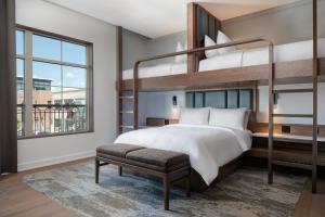 Uma cama ou camas num quarto em Ada Hotel