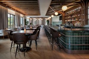 Um restaurante ou outro lugar para comer em Ada Hotel