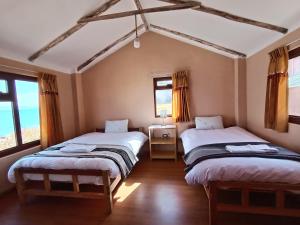 Llachonにある"Casa de Valentin"の窓が2つある部屋にベッドが2つある