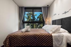 Un dormitorio con una cama con un osito de peluche encima. en Welter You Piscina Aquecida Centro by Achei, en Canela