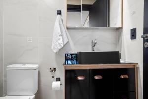 un baño con lavabo e inodoro en Welter You Piscina Aquecida Centro by Achei, en Canela