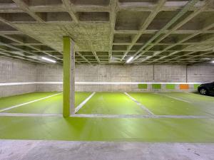 Instalaciones para jugar a tenis o squash en Welter You Piscina Aquecida Centro by Achei o alrededores