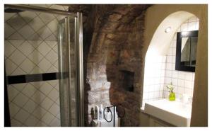 A bathroom at Vico Del Poeta