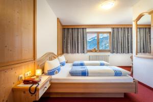 Giường trong phòng chung tại Haus Windegg