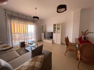 ein Wohnzimmer mit Sofa und Tisch in der Unterkunft Villa Matilde in San Luis de Sabinillas