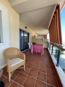 ein Balkon eines Hauses mit einem Tisch und Stühlen in der Unterkunft Villa Matilde in San Luis de Sabinillas