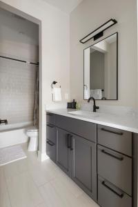 un baño con lavabo y espejo en 4BR Mountain Escape Family Friendly Sleeps 8, en Winter Park 43 fotos más
