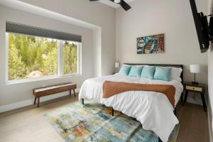 Un dormitorio con una cama grande y una ventana. en 4BR Mountain Escape Family Friendly Sleeps 8, en Winter Park