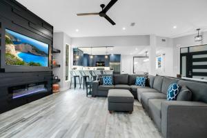 Et tv og/eller underholdning på Luxury Villa Near Disney I Fully Renovated