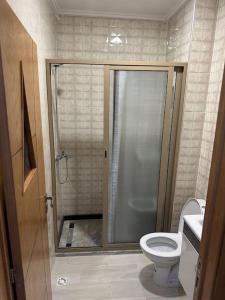 a bathroom with a shower and a toilet at Apartamento Nador AlJadid 2 in Nador