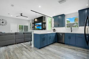 Køkken eller tekøkken på Luxury Villa Near Disney I Fully Renovated