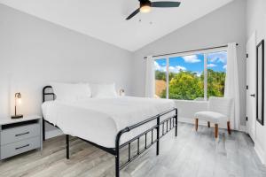 En eller flere senge i et værelse på Luxury Villa Near Disney I Fully Renovated + 71 billeder